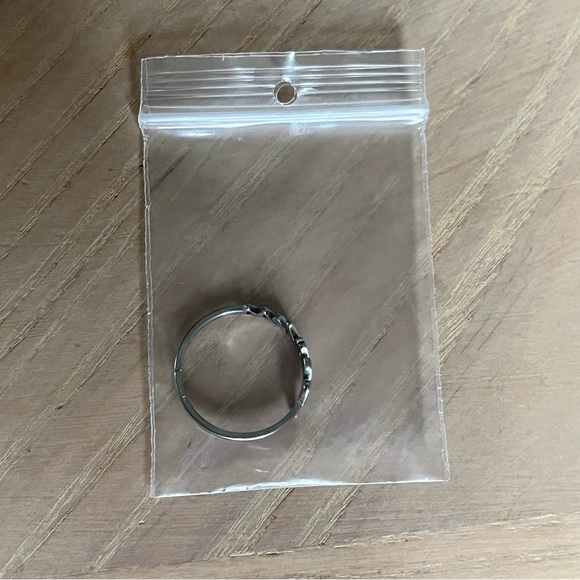 *NEW* TAYLOR SWIFT Themed Fearless Ring in Silver - Picture 3 of 3